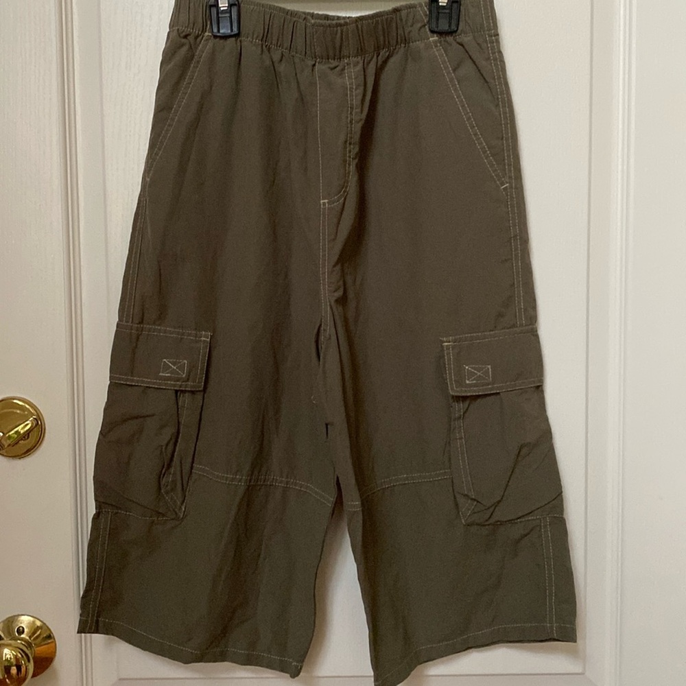 Olive green pull up light weight cargo shorts